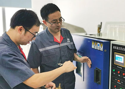 High and low temperature testing machine